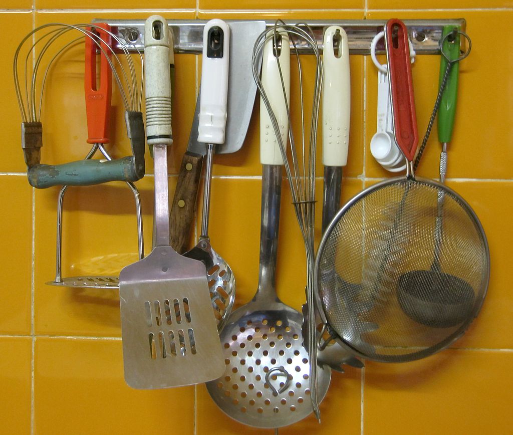 By Jeppestown (Utensils (Flickr)) [CC BY-SA 2.0 (http://creativecommons.org/licenses/by-sa/2.0)], via Wikimedia Commons